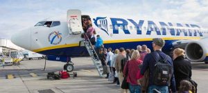 Atterraggio d’emergenza per un volo Ryanair: passeggeri in ospedale 