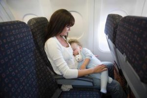 Viaggiare con i neonati: tutti quello che c’è da sapere per volare sicuri