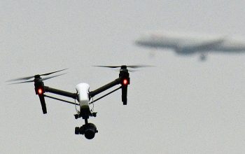Droni sul cielo londinese: grandi disagi all’aeroporto di London Gatwick