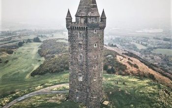 torre irlandese con paesaggio tipico