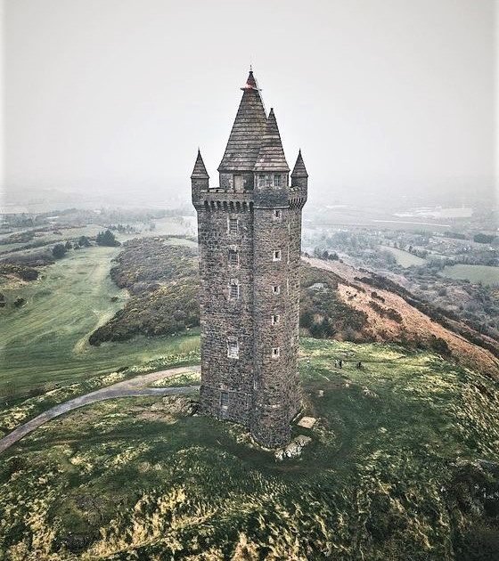 torre irlandese con paesaggio tipico